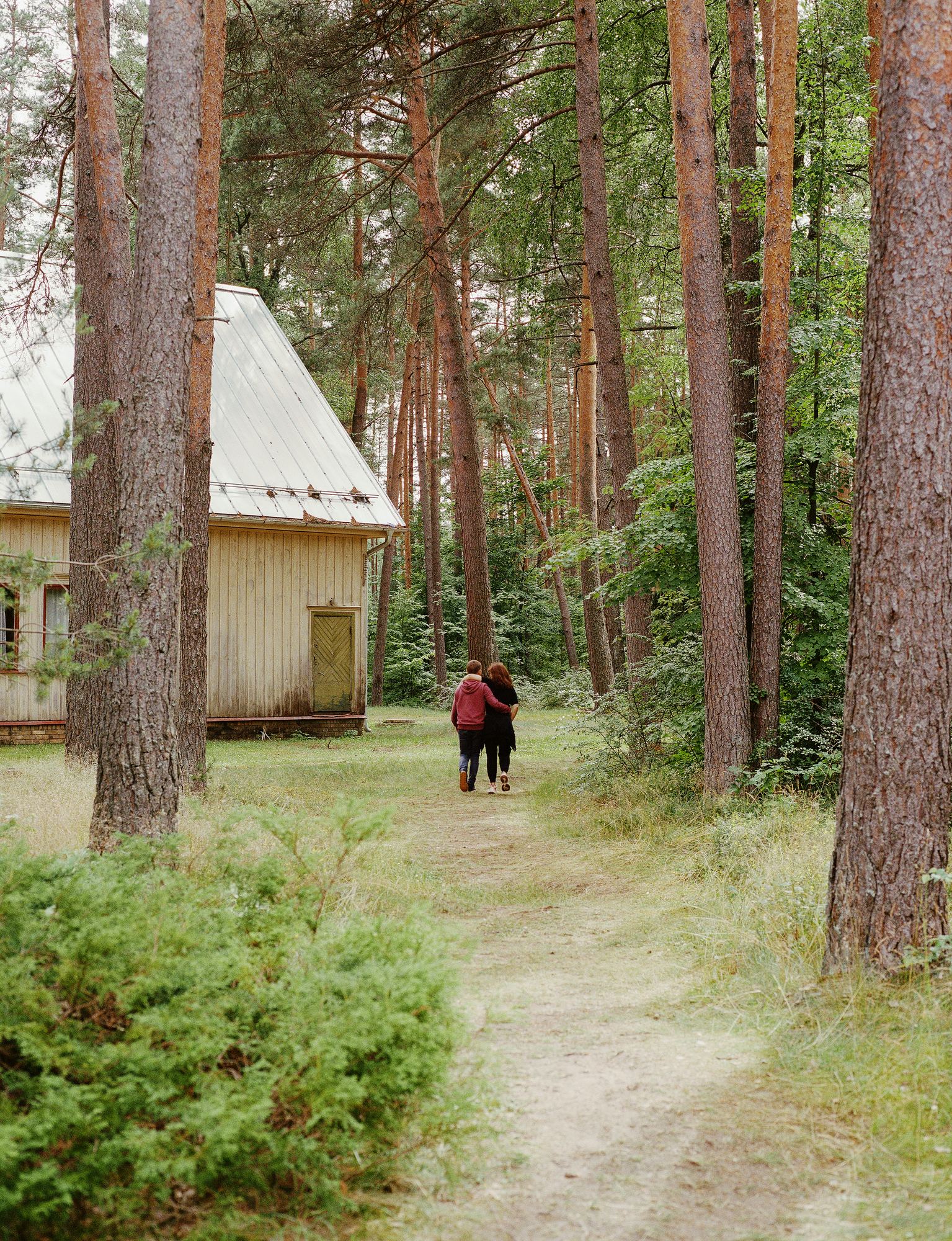 Meža taka, kas ved uz bērnunama koka mājiņām