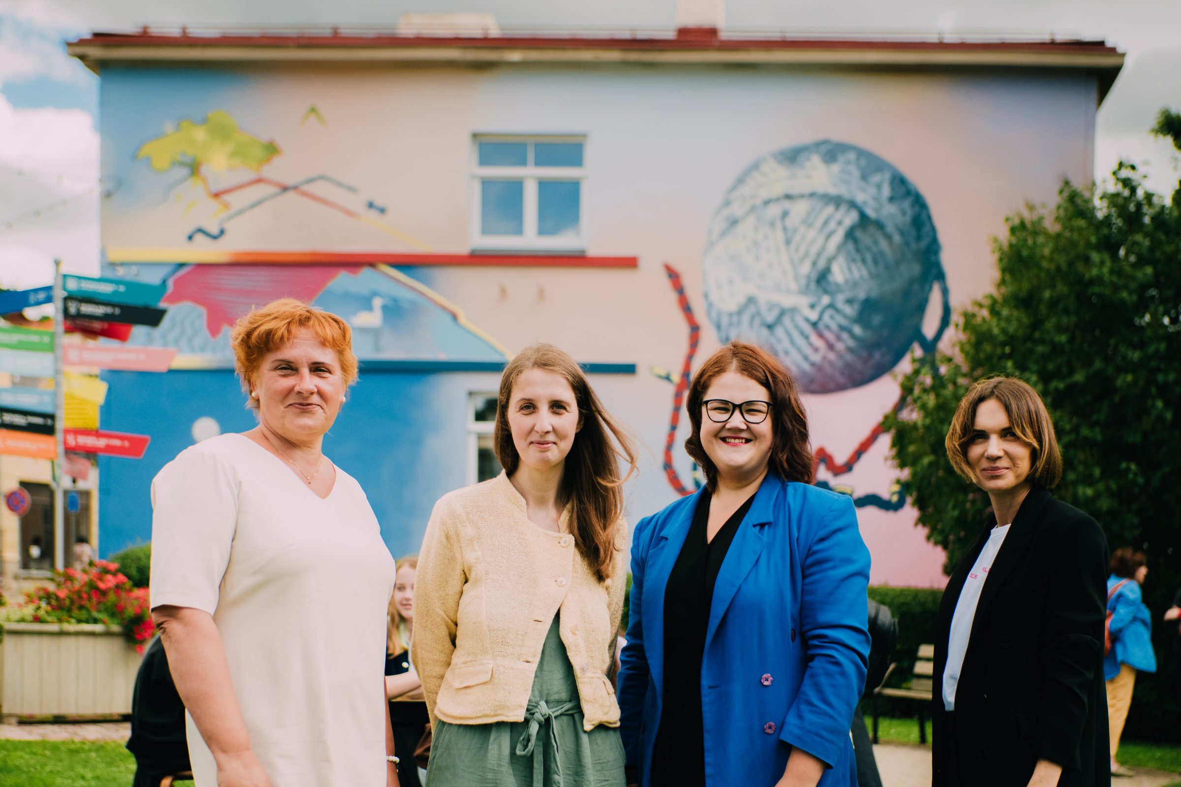 Murālis uz Talsu Dzimtsarakstu nodaļas un Mākslas skolas ēkas fasādes