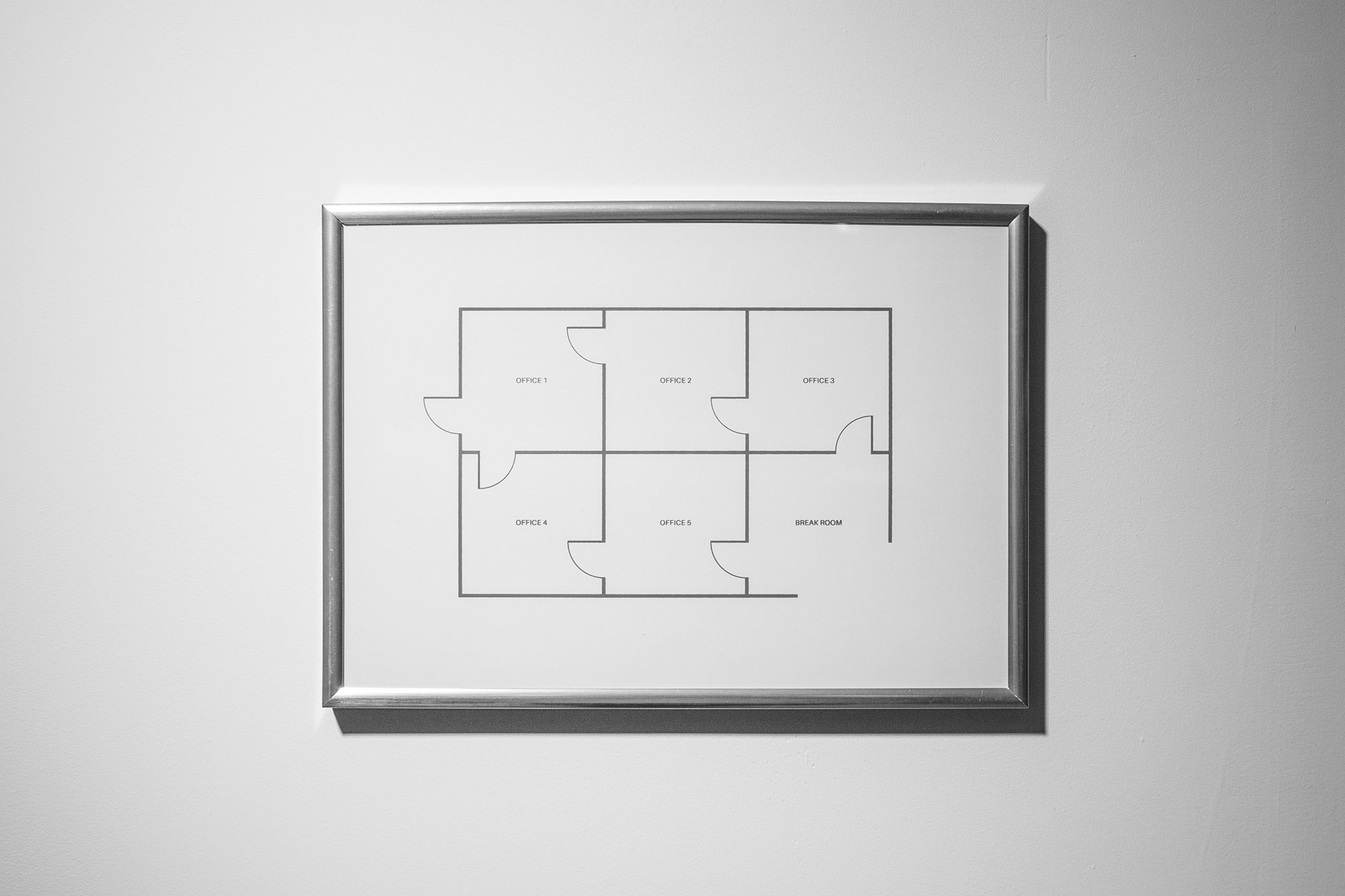 Ierāmēts biroja stāva plāns ar uzrakstiem OFFICE 1 līdz OFFICE 5 un BREAK ROOM
