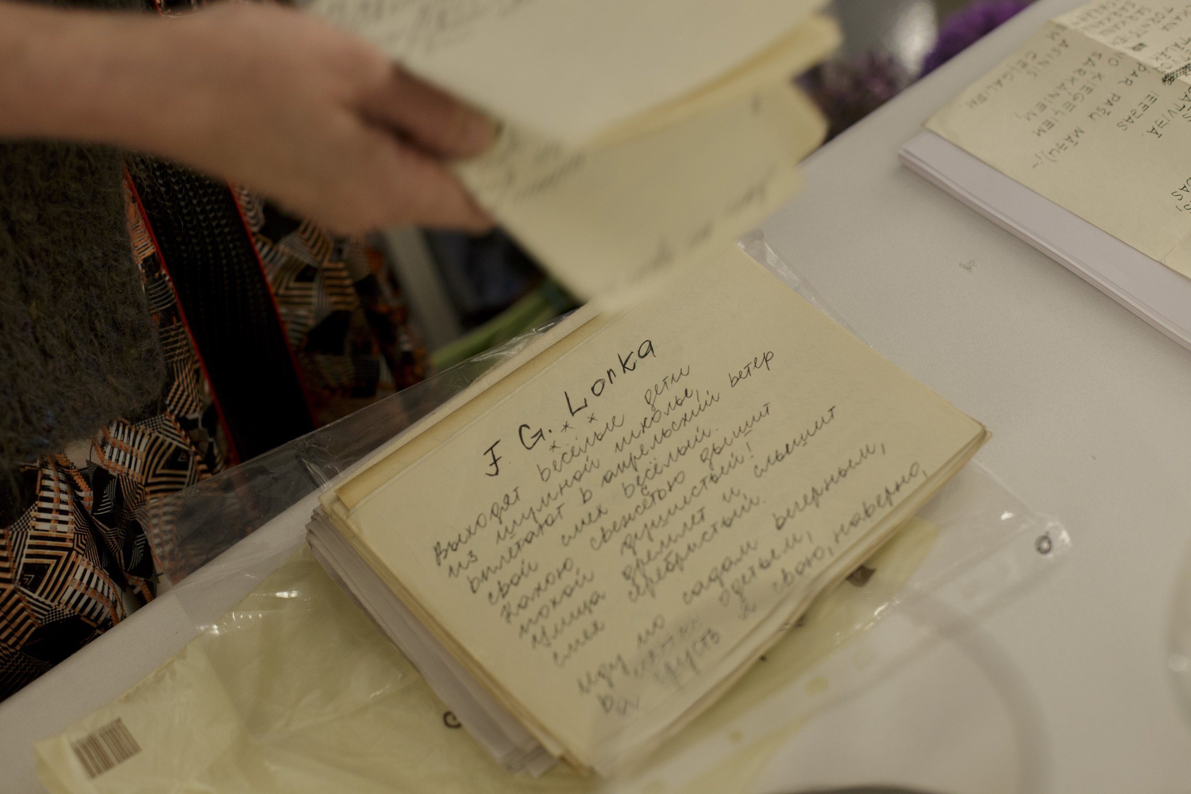 Ar roku rakstītas lapas caurspīdīgā aploksnē; lapas augšā uzraksts „F. G. Lorka“
