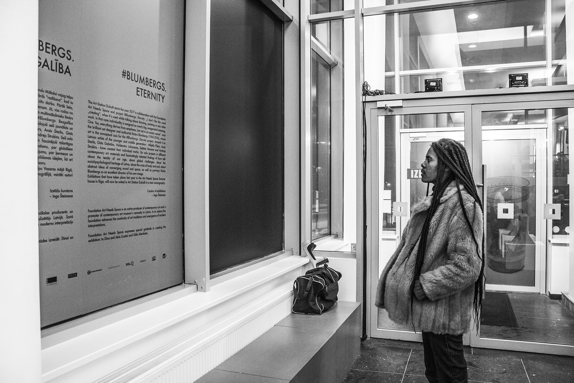 Izstādes ievadteksts uz sienas latviešu un angļu valodā ar virsrakstu „#BLUMBERGS. ETERNITY”