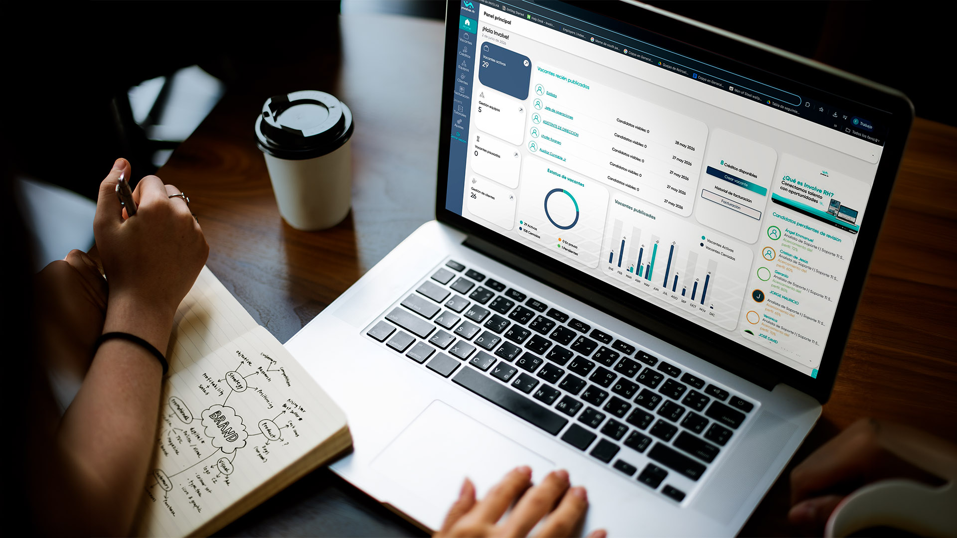 Profesional trabajando con plataforma de gestión de talento