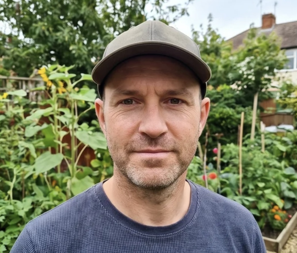 <subject>[headshot] image of customer (for a productivity tools business)</subject>