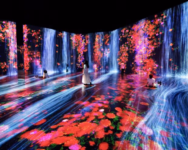 PROJECTIONS OF RED FLOWERS AND BLUE LINES FILL ROOM IN SUPERBLUE MIAMI’S IMMERSIVE INSTALLATION SPACE