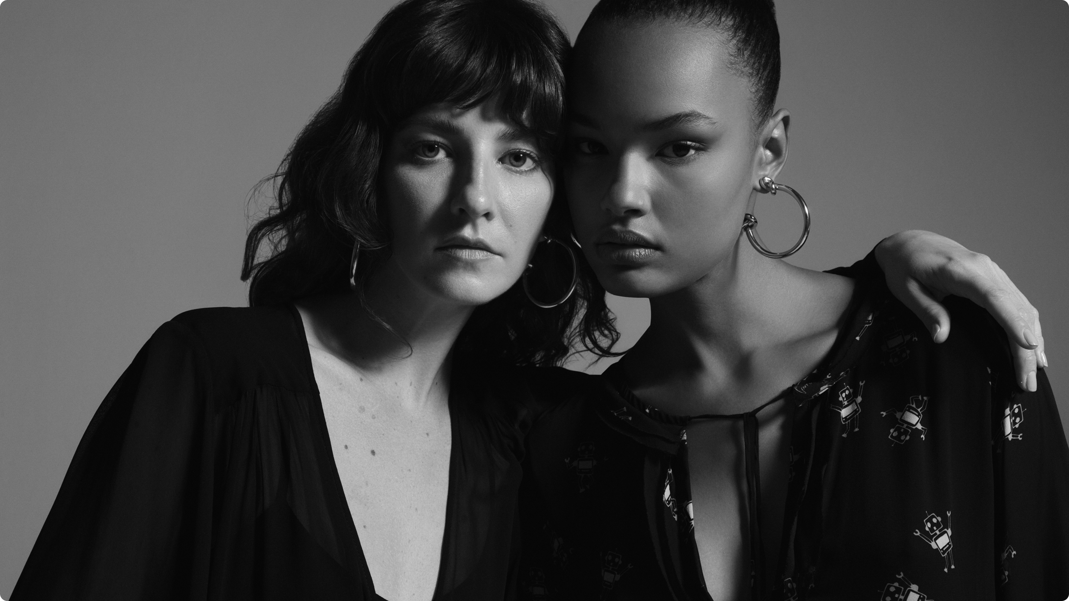 Retrato em preto e branco de duas mulheres abraçadas, campanha Animale