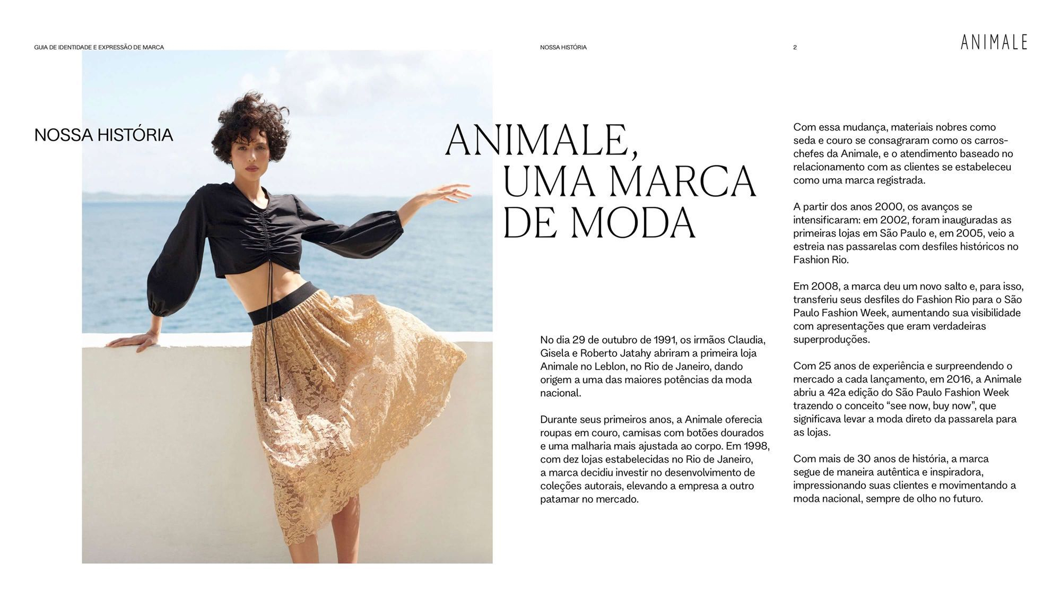 Página Nossa história do guia Animale, com modelo de blusa preta e saia dourada à beira-mar