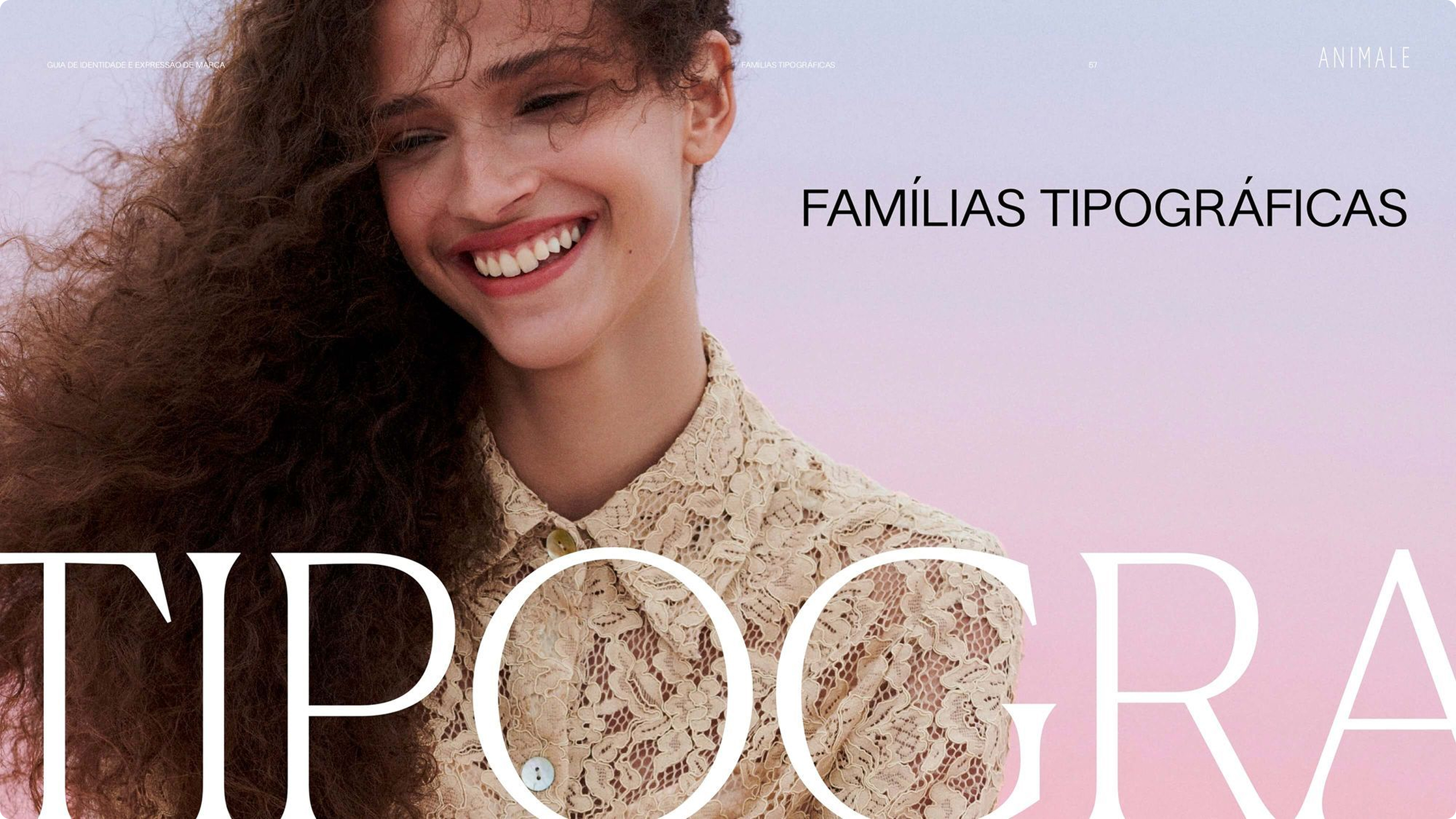 Abertura do capítulo de famílias tipográficas do guia Animale, com modelo sorrindo em blusa de renda