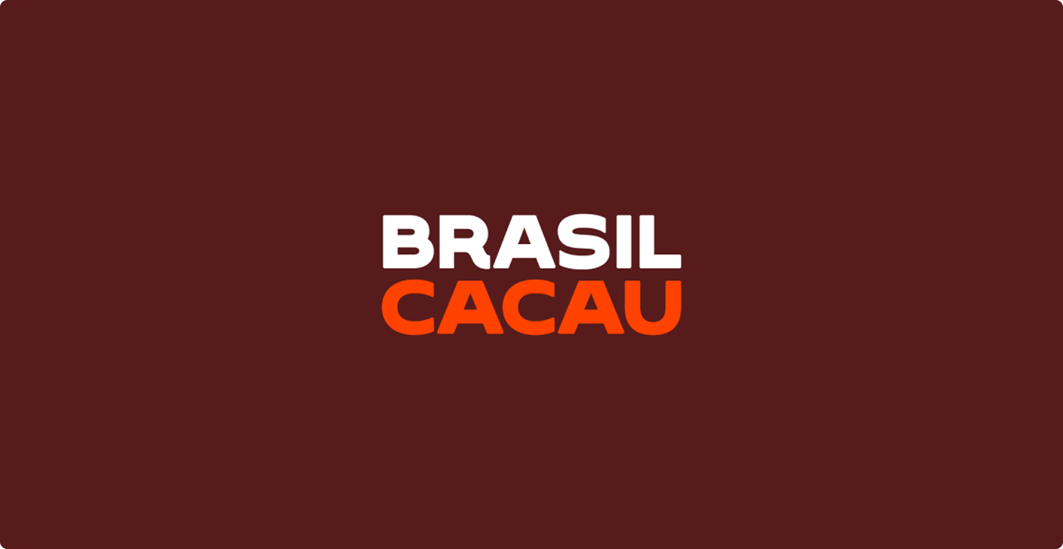 Novo logotipo Brasil Cacau em branco e laranja sobre fundo marrom
