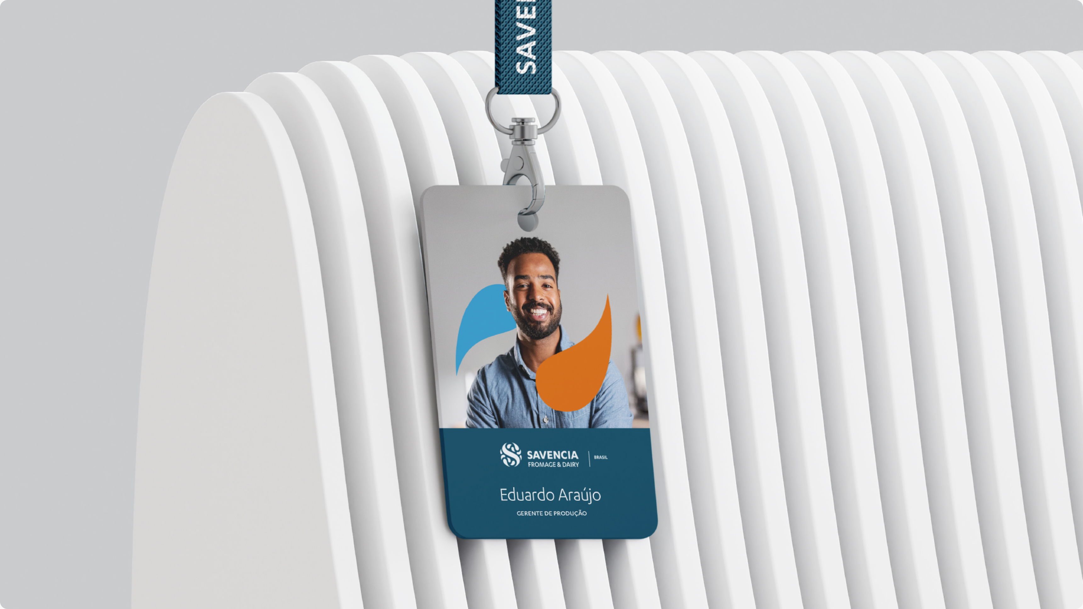 Crachá de colaborador da Savencia com foto e o monograma da marca