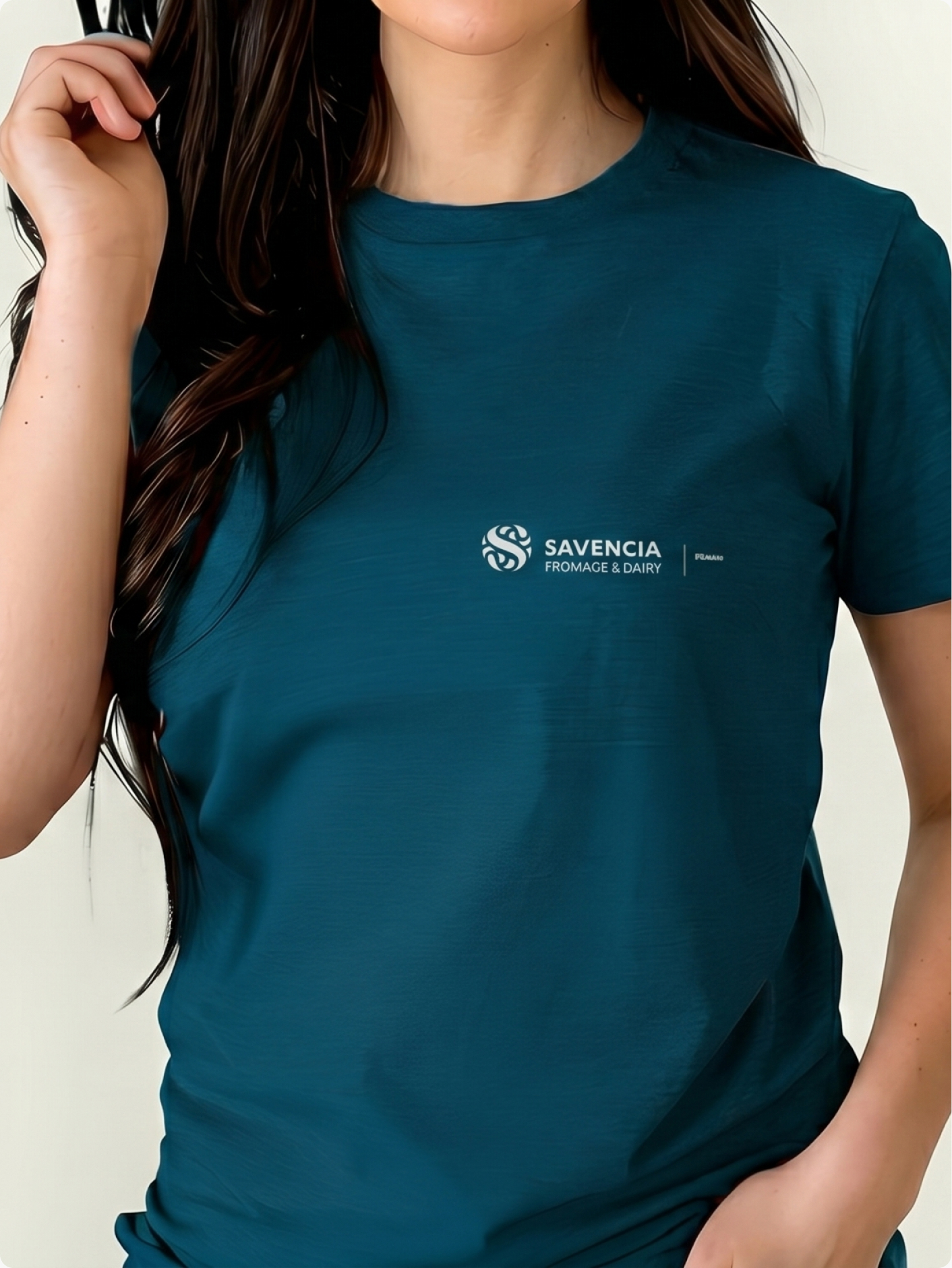 Mulher vestindo camiseta azul com a assinatura Savencia