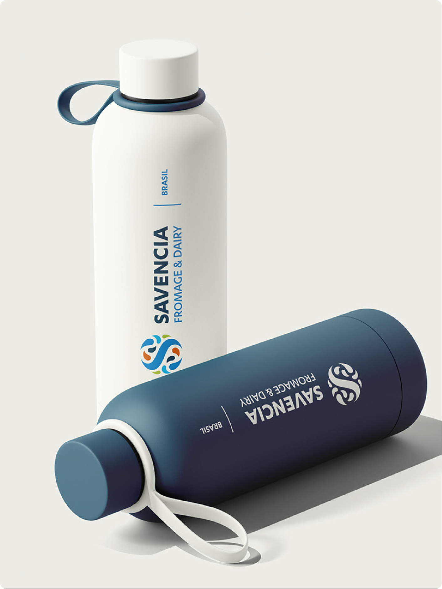 Garrafas térmicas branca e azul com a assinatura Savencia