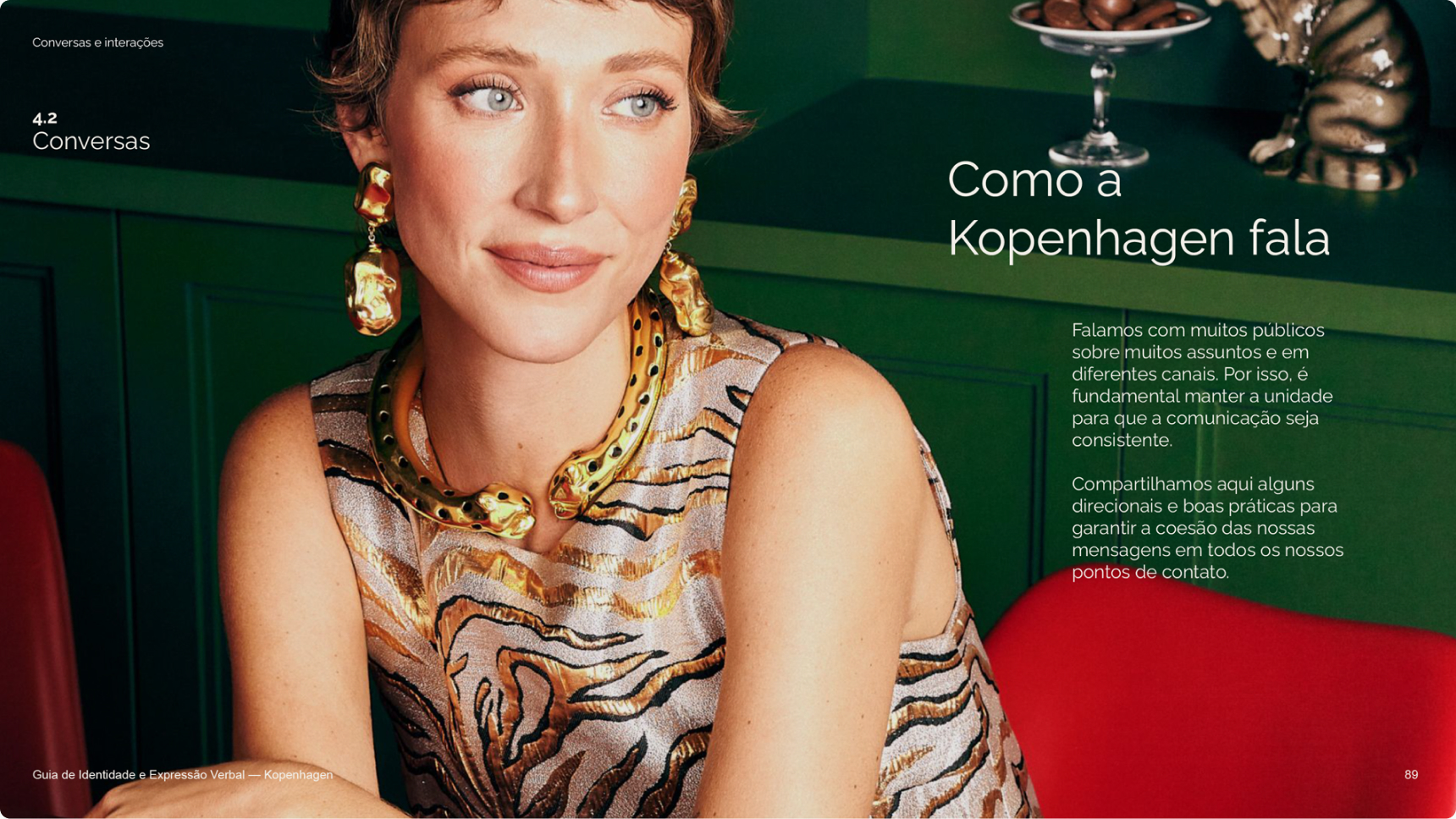 Página Como a Kopenhagen fala, com mulher de colar dourado sobre fundo verde