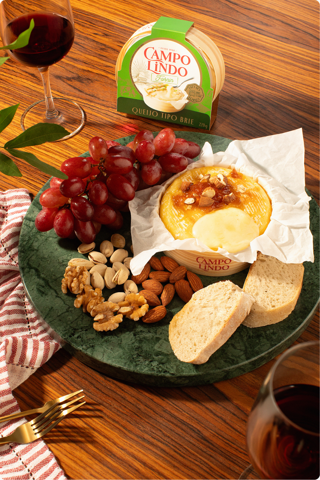 Camembert Campo Lindo assado com uvas, castanhas e vinho tinto