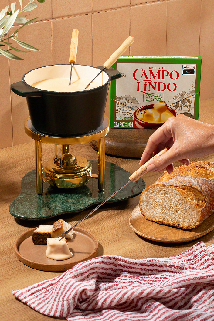 Fondue de queijo Campo Lindo com pão em cubos sobre mesa de madeira