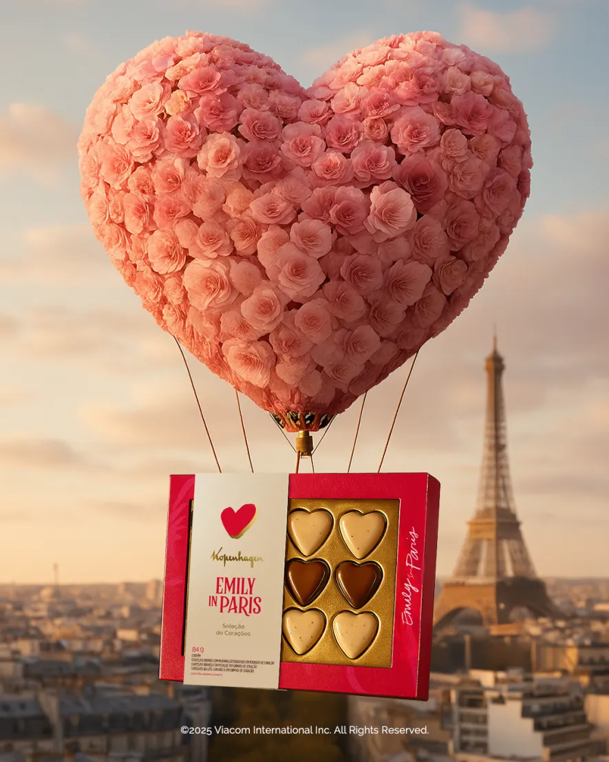 Balão de flores em formato de coração com caixa de chocolates sobre Paris