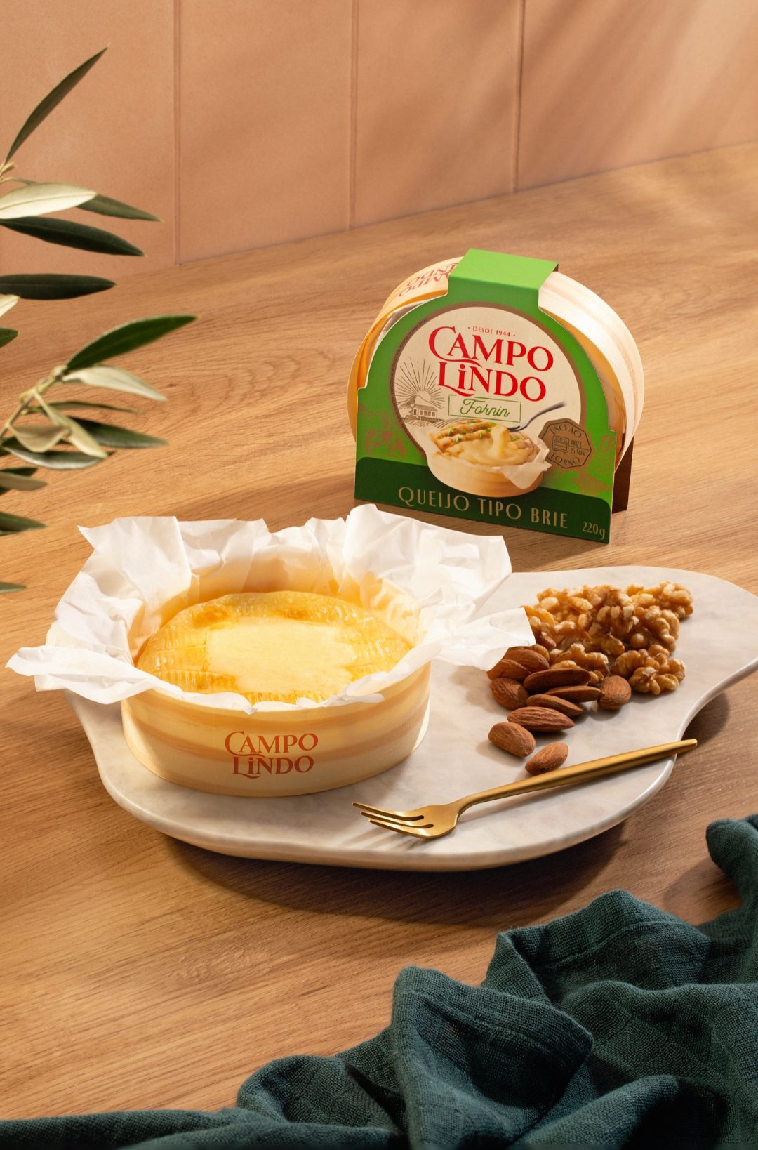 Campo Lindo: Camembert servido com nozes