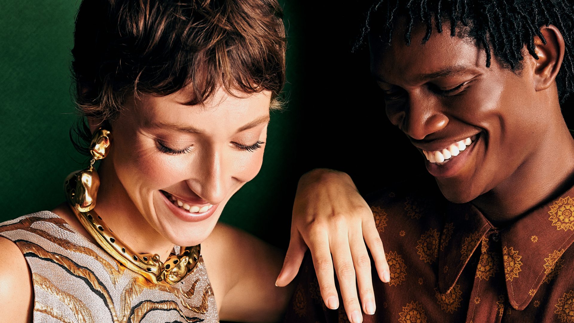 Casal sorrindo em ambiente verde, campanha Kopenhagen