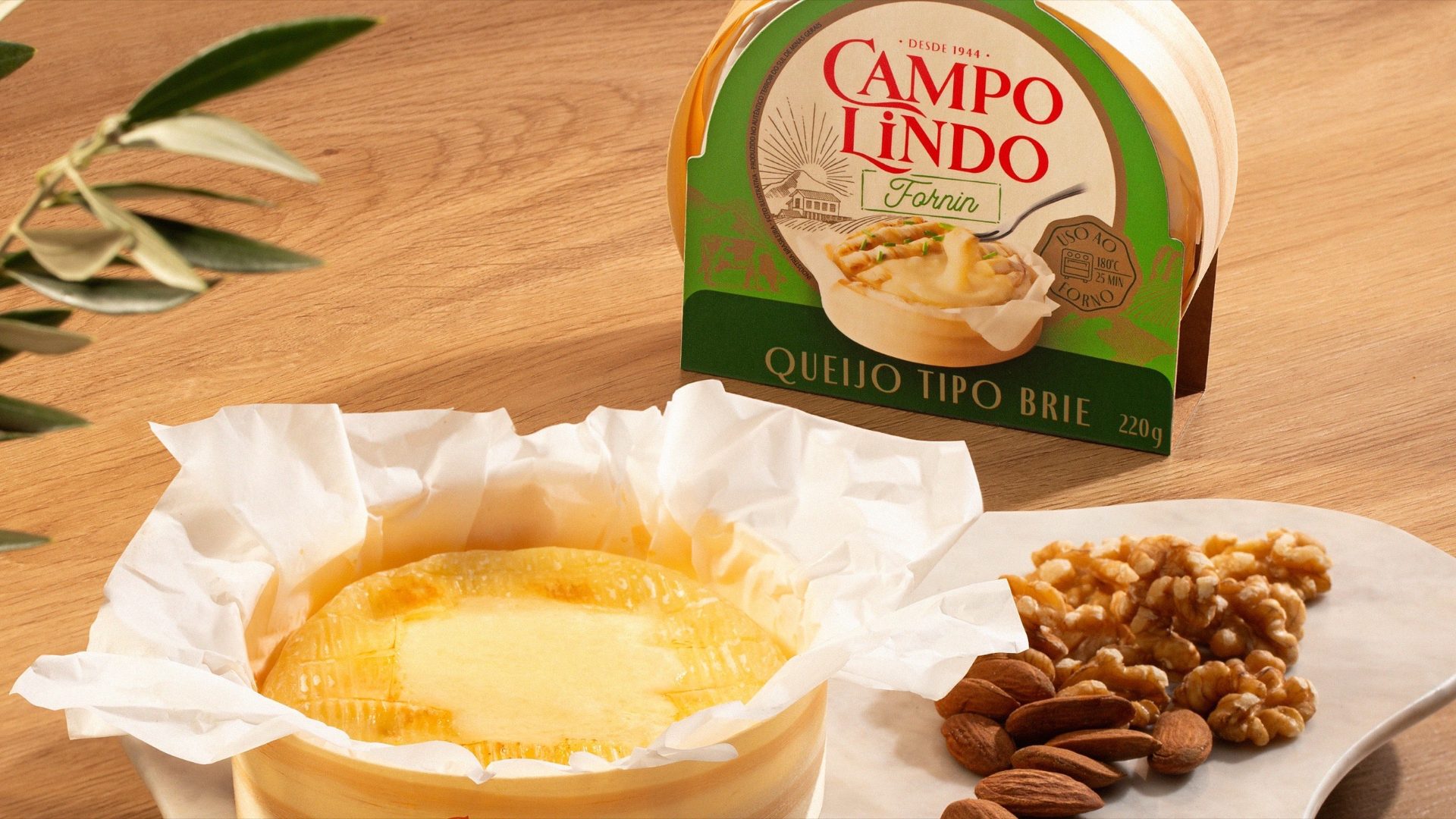 Camembert Campo Lindo com castanhas e a embalagem do queijo