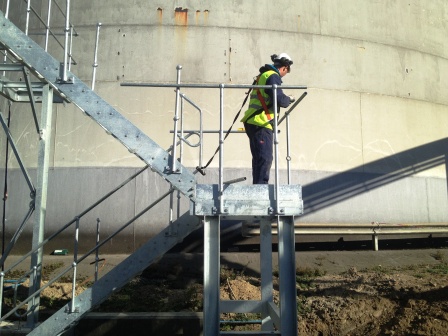 Tanker loading platform and walkway