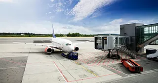 An aircraft preparing to board passengers at at gate.
