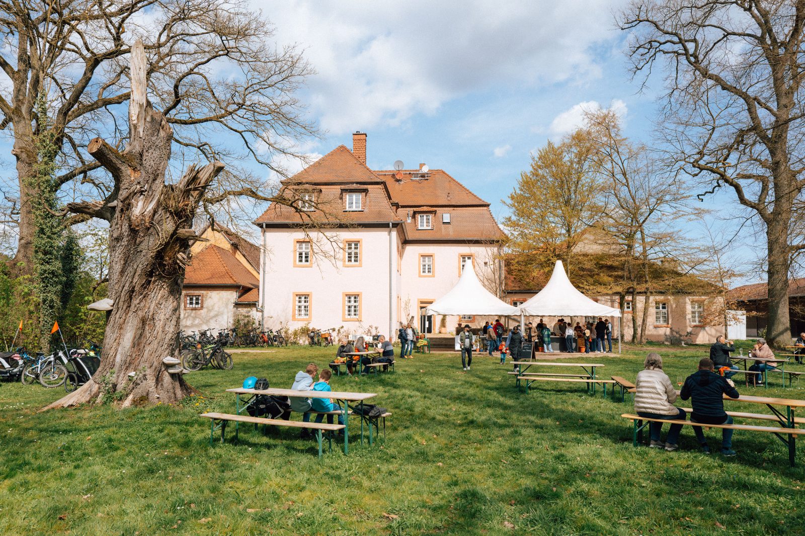 Gaeste im Biergarten am Hofgut