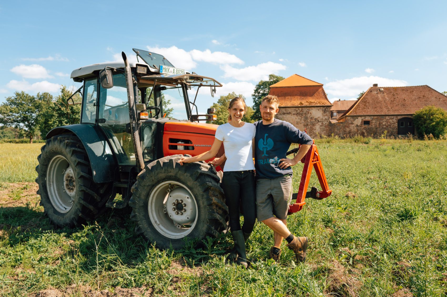 Anna Bloem und Daniel Zapotoczny mit Traktor Sam