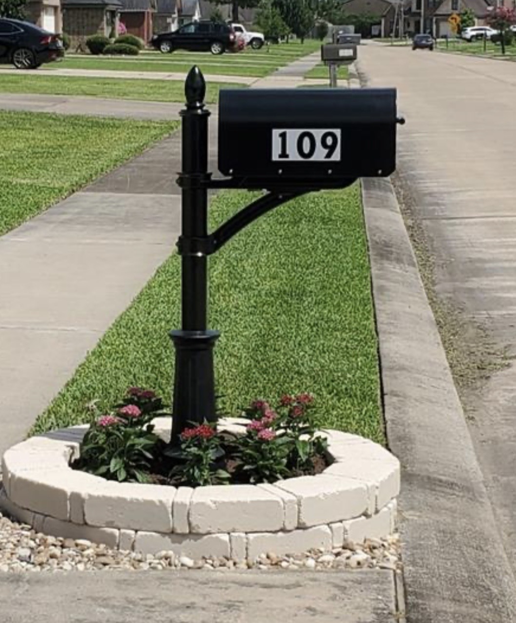 Decorative aluminum mailbox post