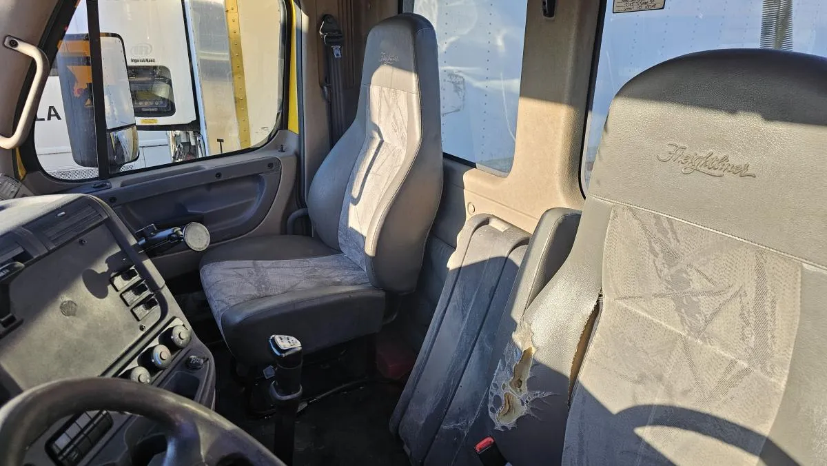 2016 Freightliner Cascadia Unit 2161 - seating and cab detail