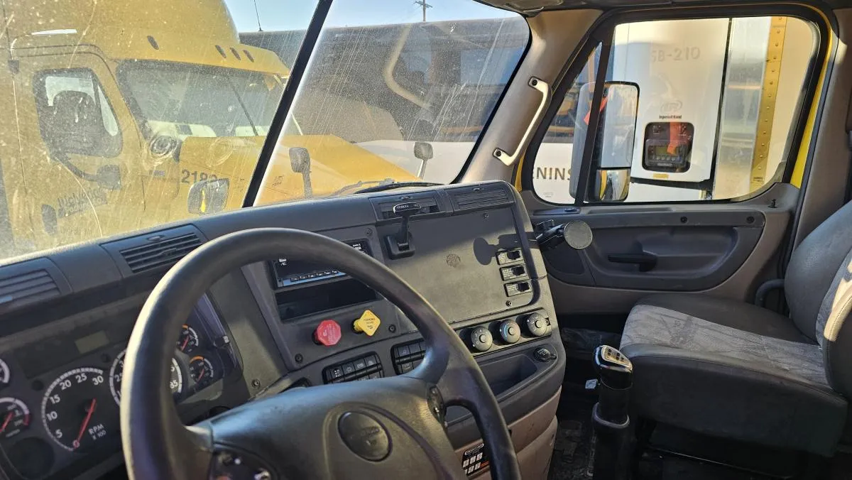 2016 Freightliner Cascadia Unit 2161 - dashboard and instrument panel