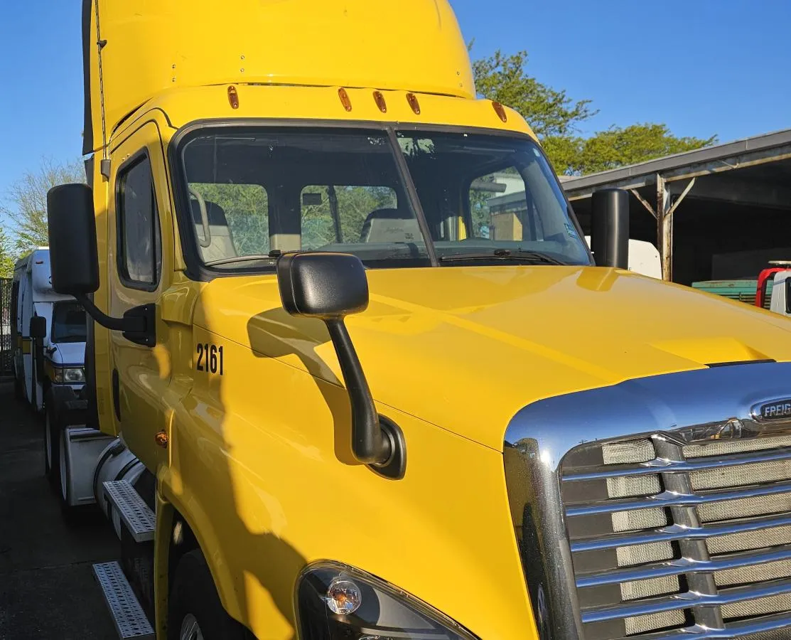 2016 Freightliner Cascadia Unit 2161 - front detail