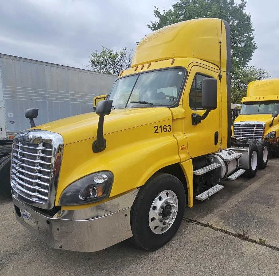 2016 Freightliner Cascadia Unit 2163 - front detail