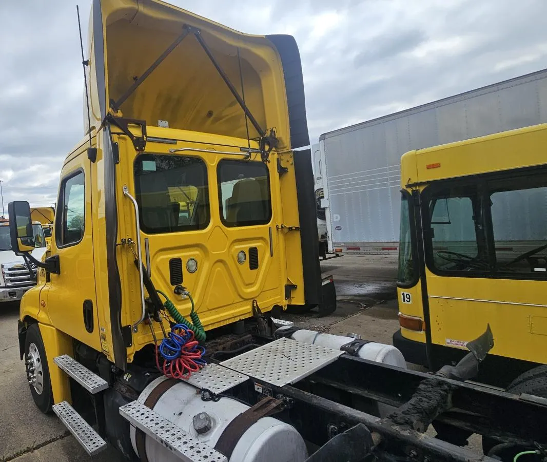 2016 Freightliner Cascadia Unit 2163 - cab interior