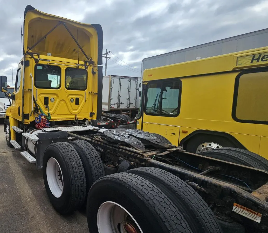 2016 Freightliner Cascadia Unit 2163 - axle and suspension