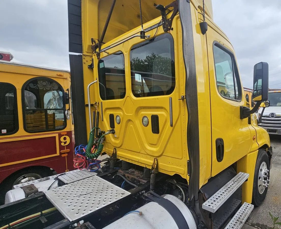2016 Freightliner Cascadia Unit 2163 - seating and cab detail