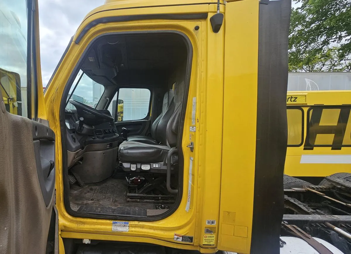 2016 Freightliner Cascadia Unit 2163 - engine bay