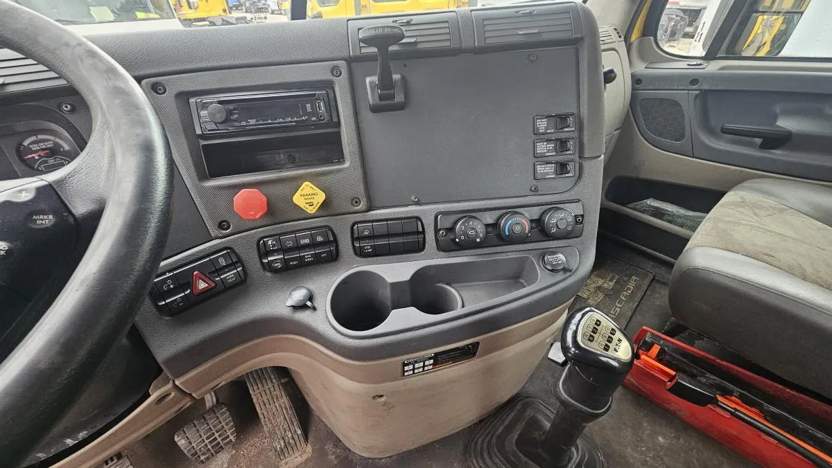 2016 Freightliner Cascadia Unit 2163 - undercarriage detail