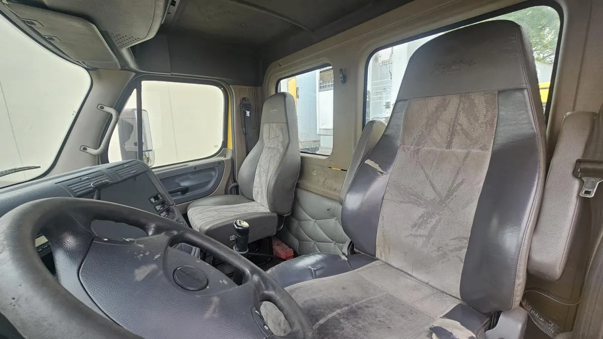2016 Freightliner Cascadia Unit 2166 - seating and cab detail