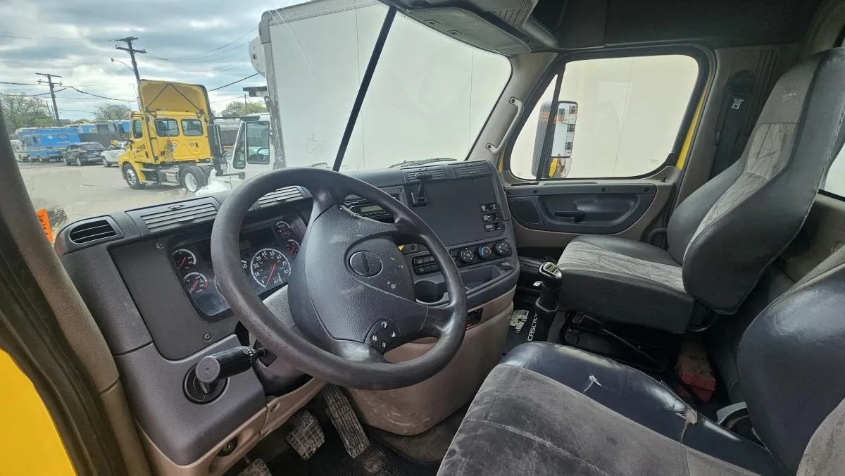 2016 Freightliner Cascadia Unit 2166 - dashboard and instrument panel