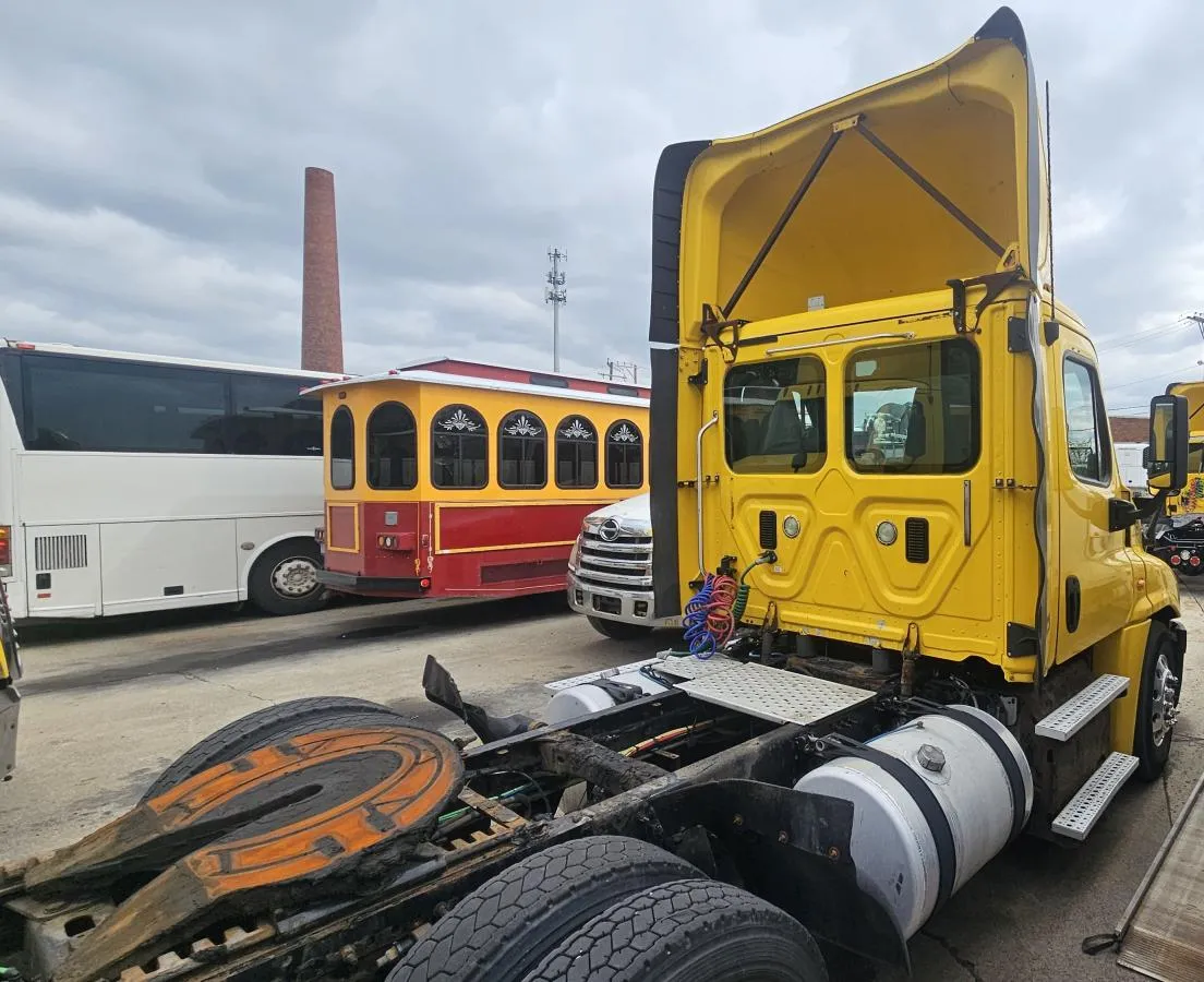 2016 Freightliner Cascadia Unit 2166 - axle and suspension