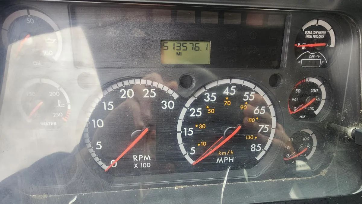 2016 Freightliner Cascadia Unit 2166 - engine bay