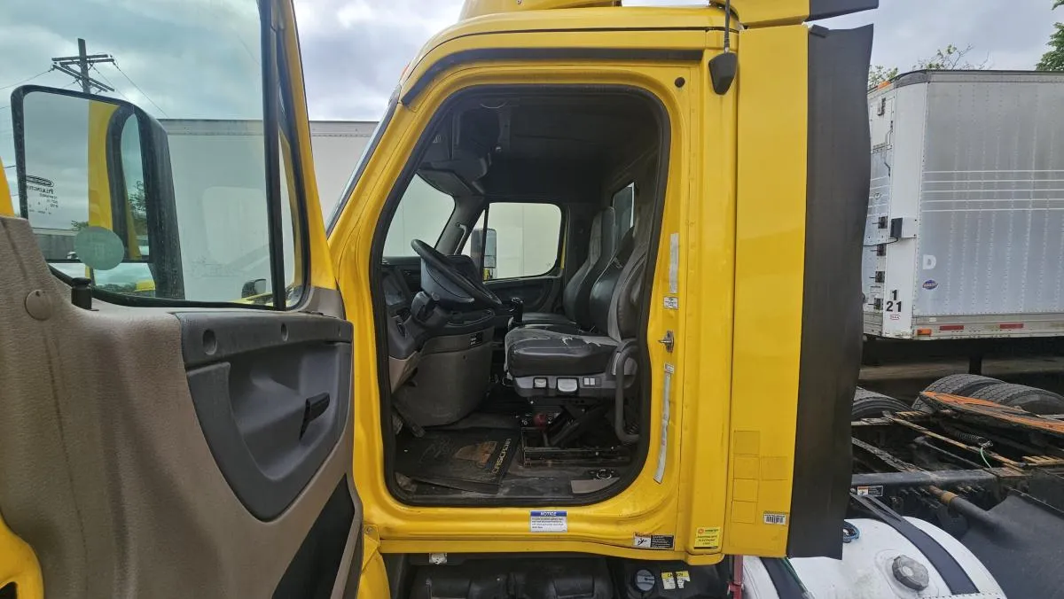2016 Freightliner Cascadia Unit 2166 - cab interior