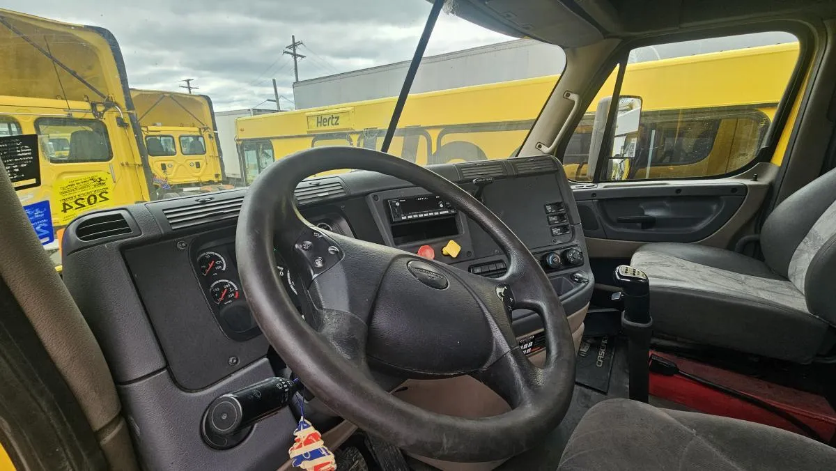 2018 Freightliner Cascadia Unit 2186 - seating and cab detail