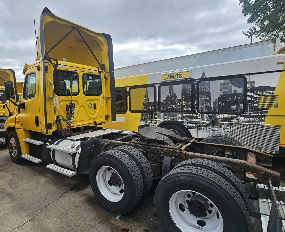 2018 Freightliner Cascadia Unit 2186 - axle and suspension