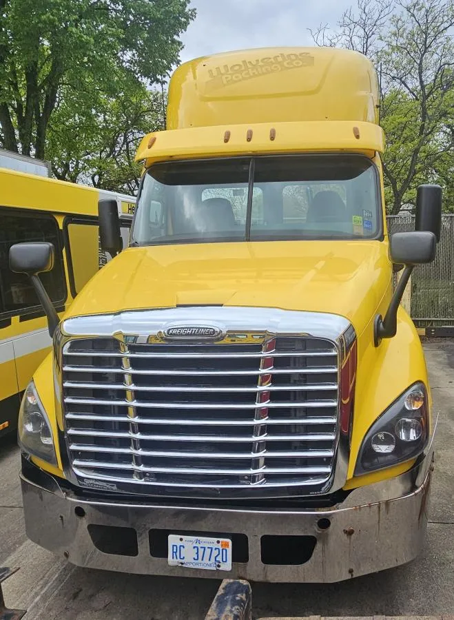 2018 Freightliner Cascadia Unit 2186 - driver side exterior