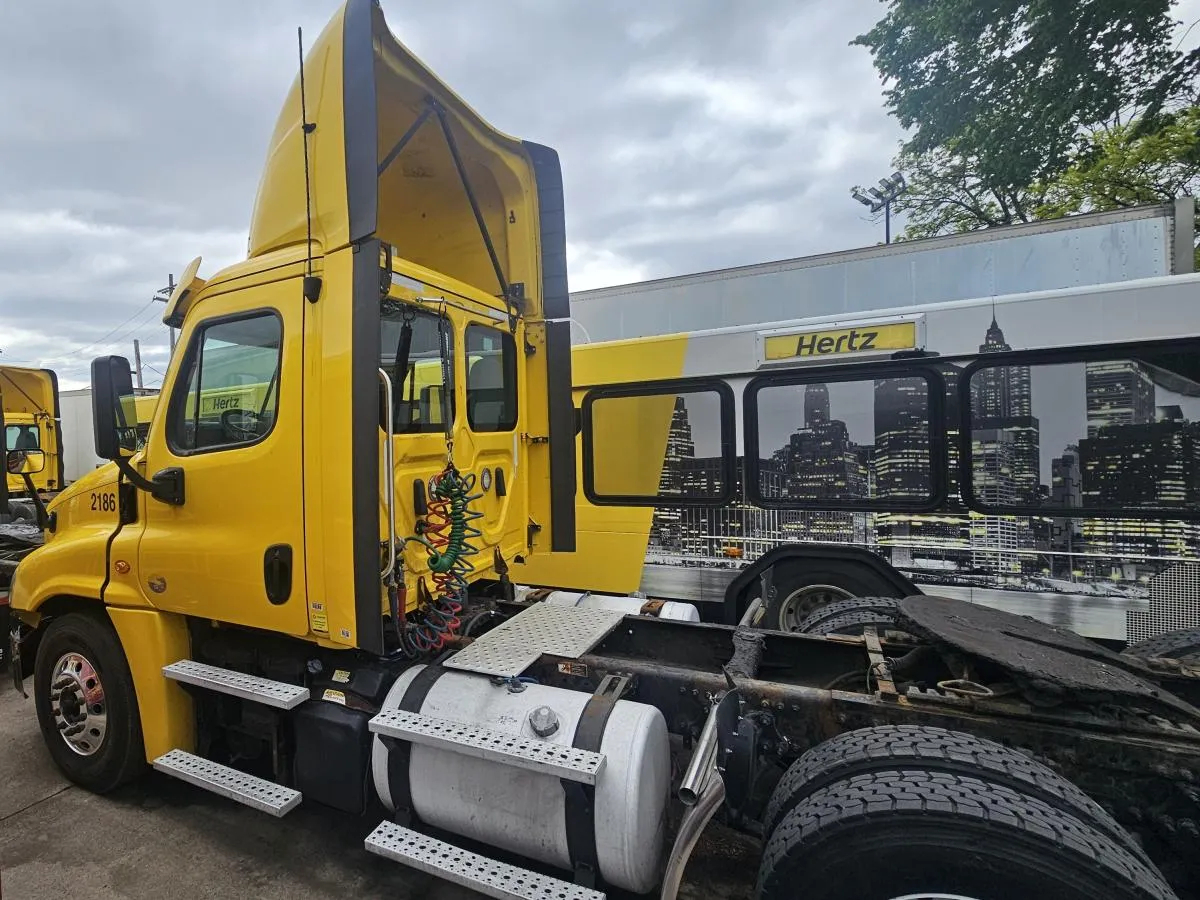 2018 Freightliner Cascadia Unit 2186 - cab interior