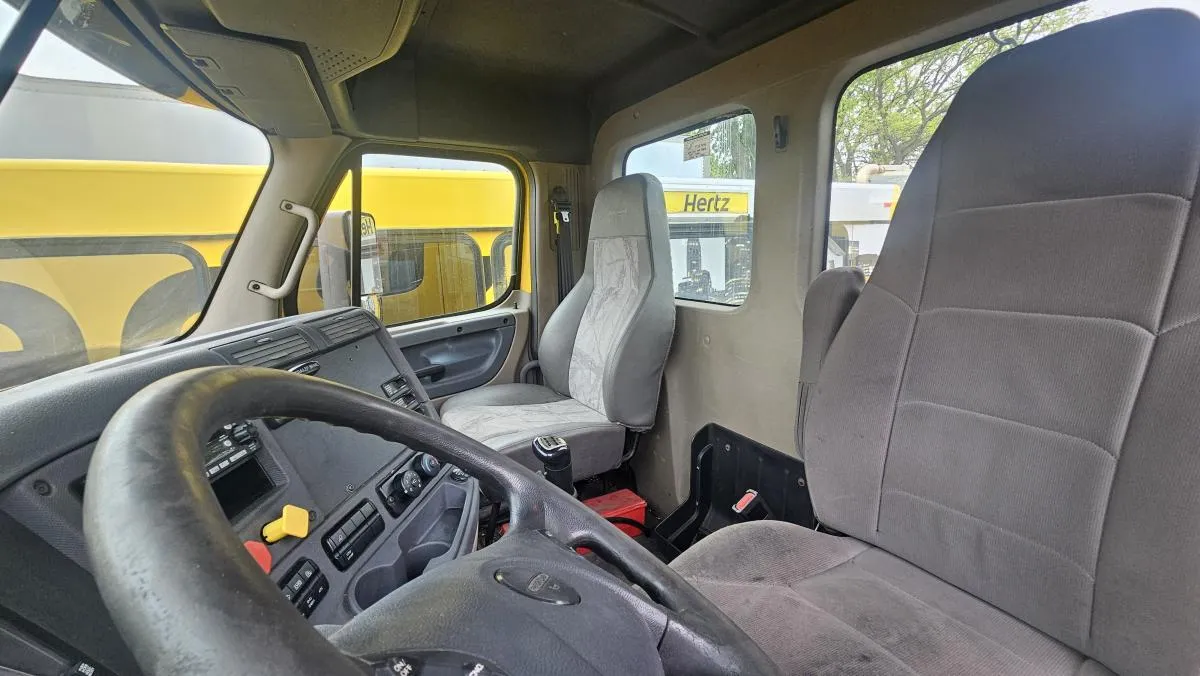 2018 Freightliner Cascadia Unit 2186 - engine bay