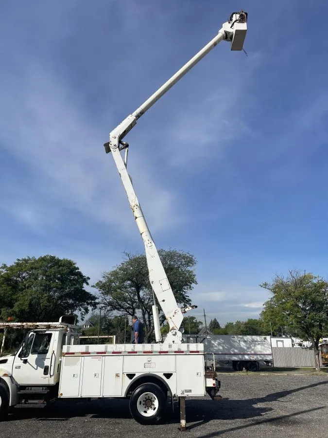 2005 International 4300 Boom Truck - front grille and headlights