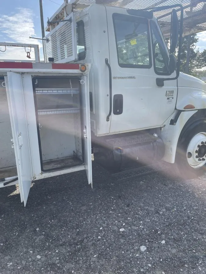 2005 International 4300 Boom Truck - outriggers and stabilizers