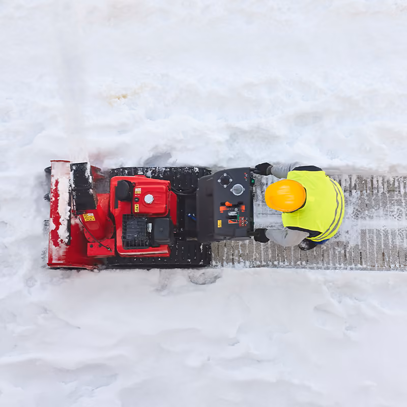 Winterdienst: Schneefräse räumt eine verschneite Fläche