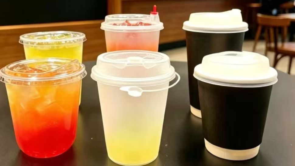 variety of disposable plastic cups in different sizes for beverage, wholesale drink cup assortment